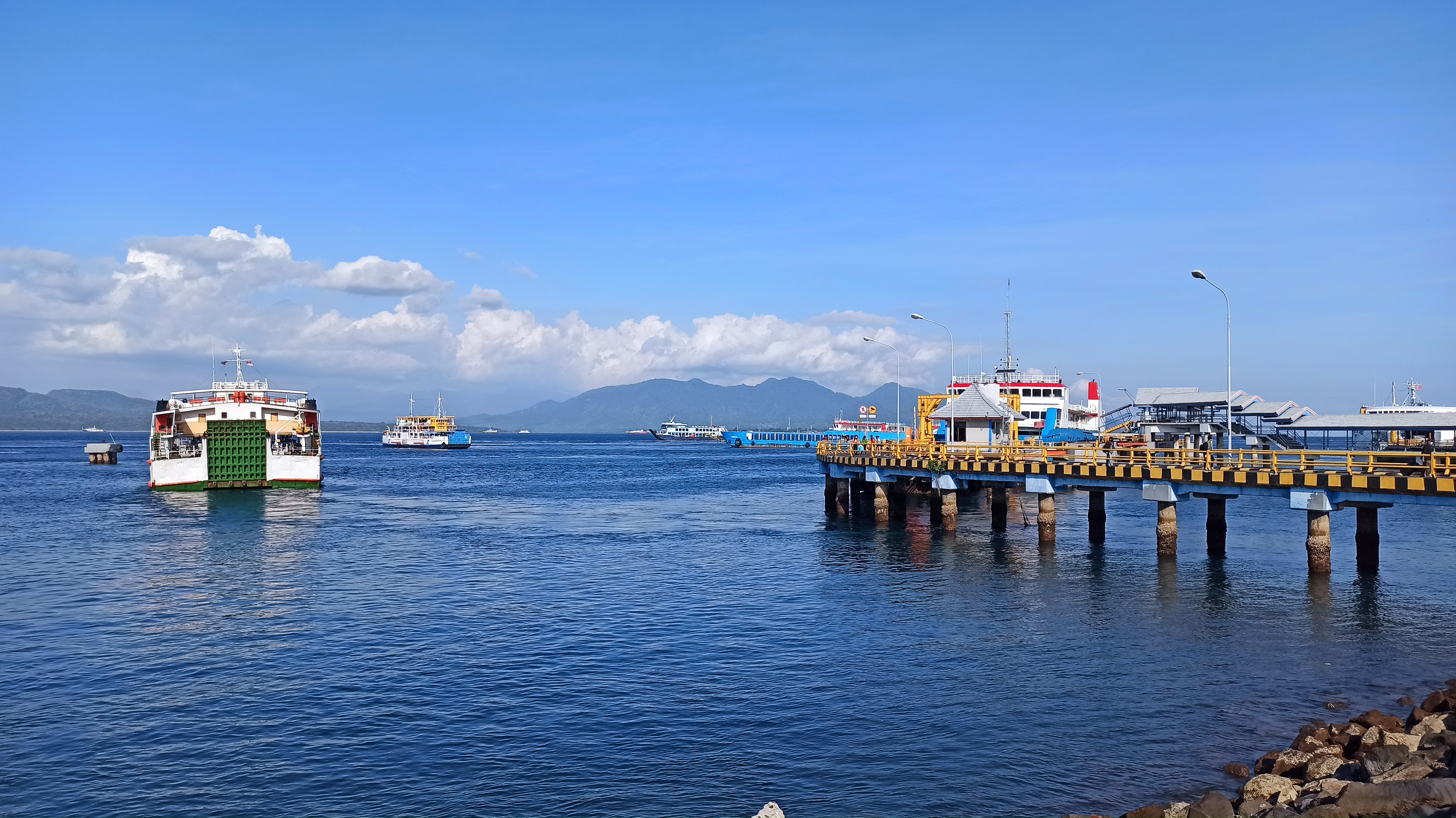Suasana di Pelabuhan Penyeberangan Ketapang-Gilimanuk (foto: Hujaini/ngopibareng.id)