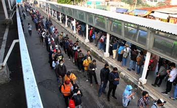 Ratusan calon penumpang KRL Commuter Line mengantre dengan terbit dan jaga jarak, menuju pintu masuk Stasiun Bogor, Jawa Barat, Senin 8 Juni 2020. (Foto:Antara)