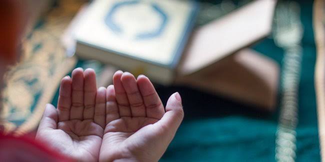 Surat al kautsar menganjurkan umat islam agar bersyukur kepada allah swt dengan cara