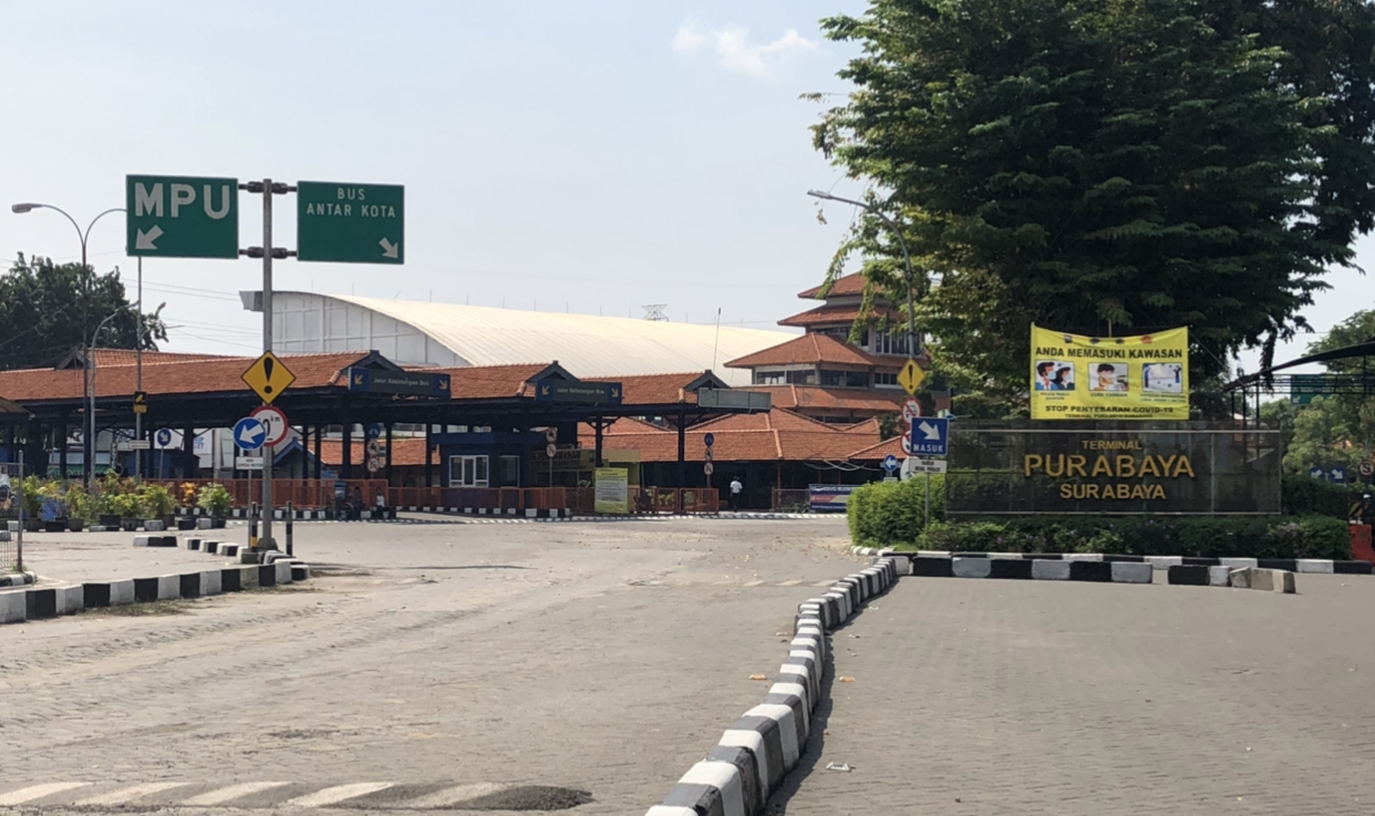 Tak terlihat aktivitas dari penumpang maupun bus di Terminal Purabaya, Waru, Sidoarjo, Jawa Timur. (Foto: Andhi Dwi/Ngopibareng.id)