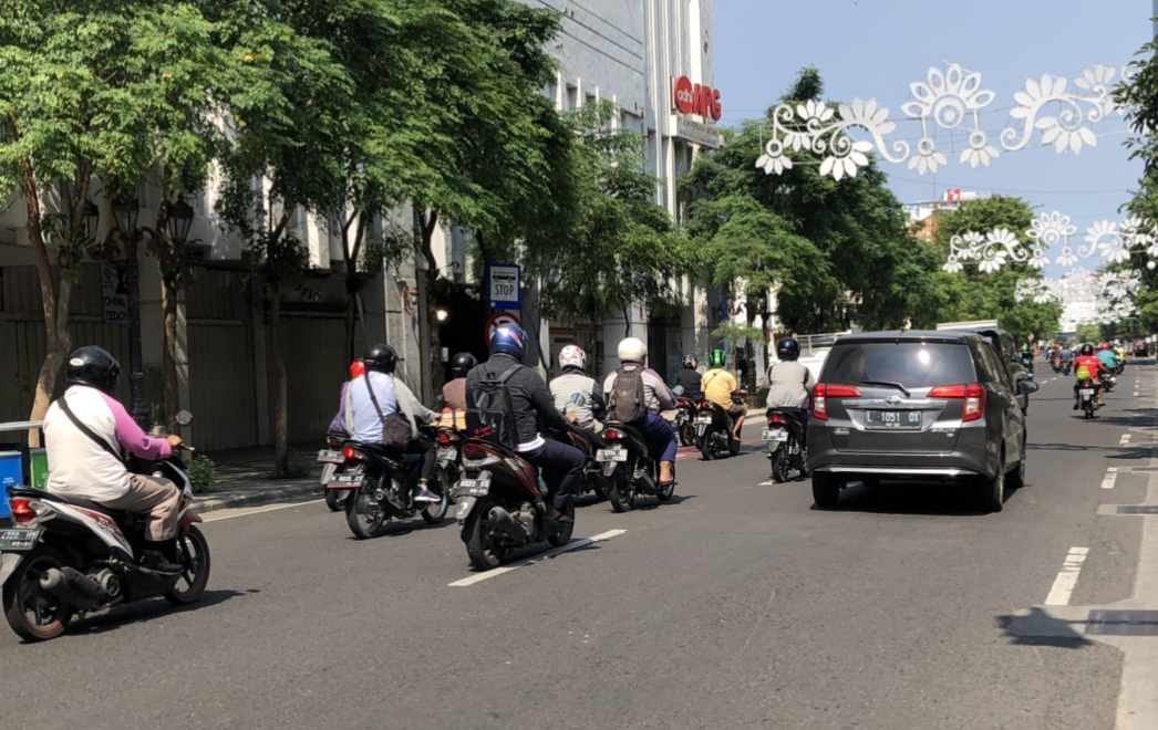 Jalan Tunjungan terpantau ramai lancar pada masa transisi, Selasa 9 Juni 2020. (Foto: Andhi Dwi/Ngopibareng.id)