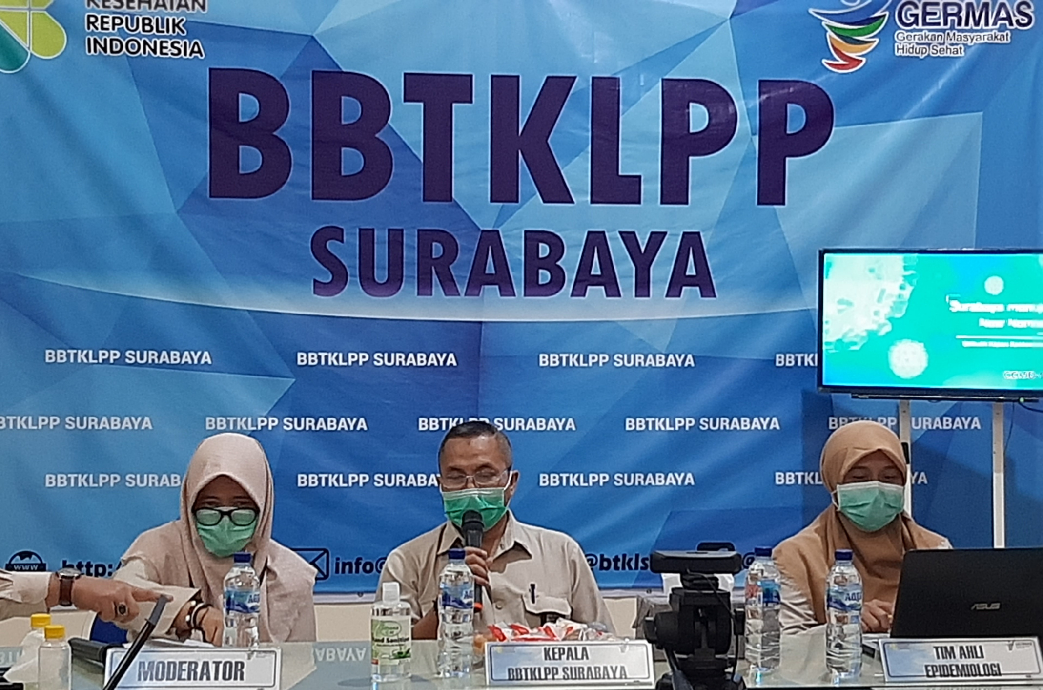 Kepala Bidang Analisis Dampak Kesehatan Lingkungan (ADKL) BBTKLPP Surabaya, Teguh Mubawadi, Msi (tengah). (Foto: Pita Sari/Ngopibareng.id)