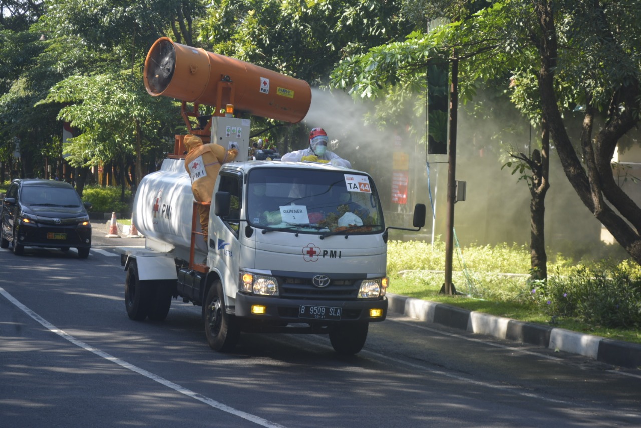 Mobil spraying Gunners atau meriam penyemprot saat menyemprotkan cairan desinfektan di sejumlah fasilitas publik di Kota Malang, Jawa Timur. (Foto: Dok. PMI)