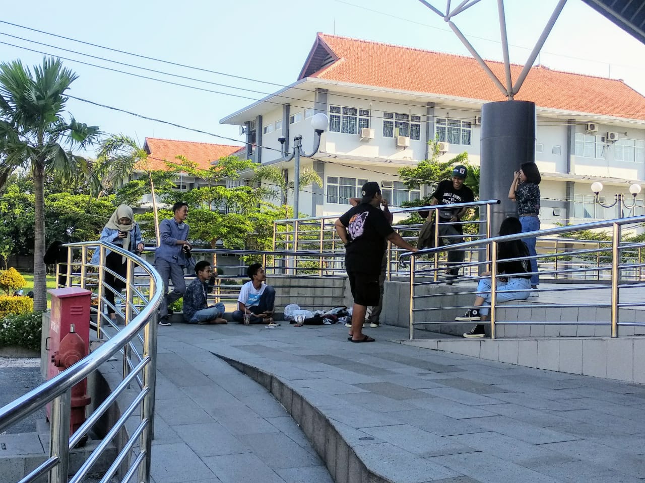 Sejumlah pemuda-pemudi lakukan sesi pemotretan di kawasan parkiran makam Gus Dur di Tebuireng, Jombang (Foto: M.RIzqi/Ngopibareng.id)