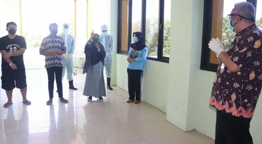 Plt Direktur RSUD dr Mohammad Saleh, dr Abraar HS Kuddah SpB (kanan) bersama empat pasien yang sembuh dari Covid-19. (foto: Ikhsan Mahmudi/ngopibareng.id)
