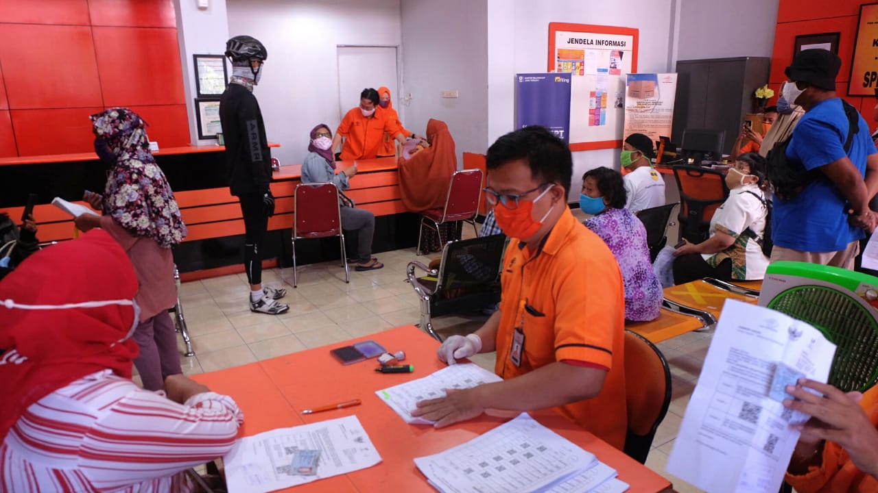 Gubernur Jawa Tengah saat ikut mengatur proses pencairan BST di Kantor Pos. (Foto: Ist/Ngopibareng.id)