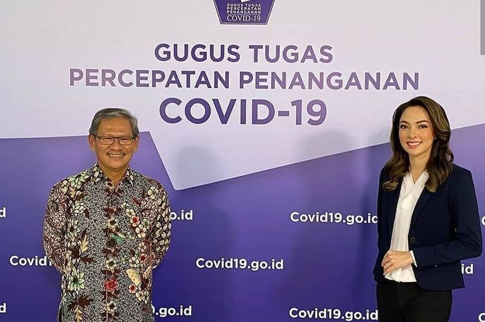 Juru bicara penanganan Covid-19 Achmad Yurianto bersama dr Reisa yang tergabung dalam Tim Komunikasi Gugus Tugas Covid-19. (Foto: Dok. BNPB)