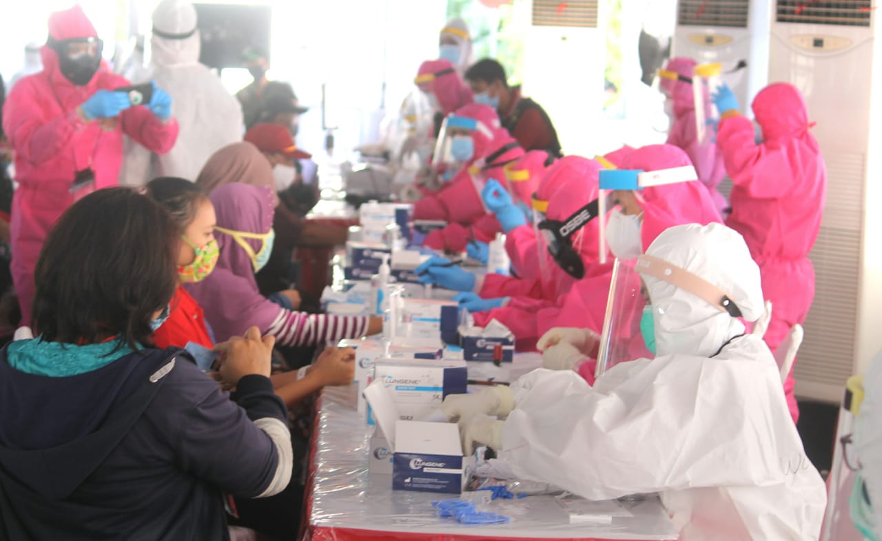 Petugas BIN sibuk melayani peserta rapid test massal di Jalan Margorejo Surabaya. 