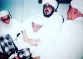 Mbah Hasan Mangli Magelang dirangkul Sayyid Muhammad bin Alwi Al Maliki di Makkah. (Foto: Istimewa)