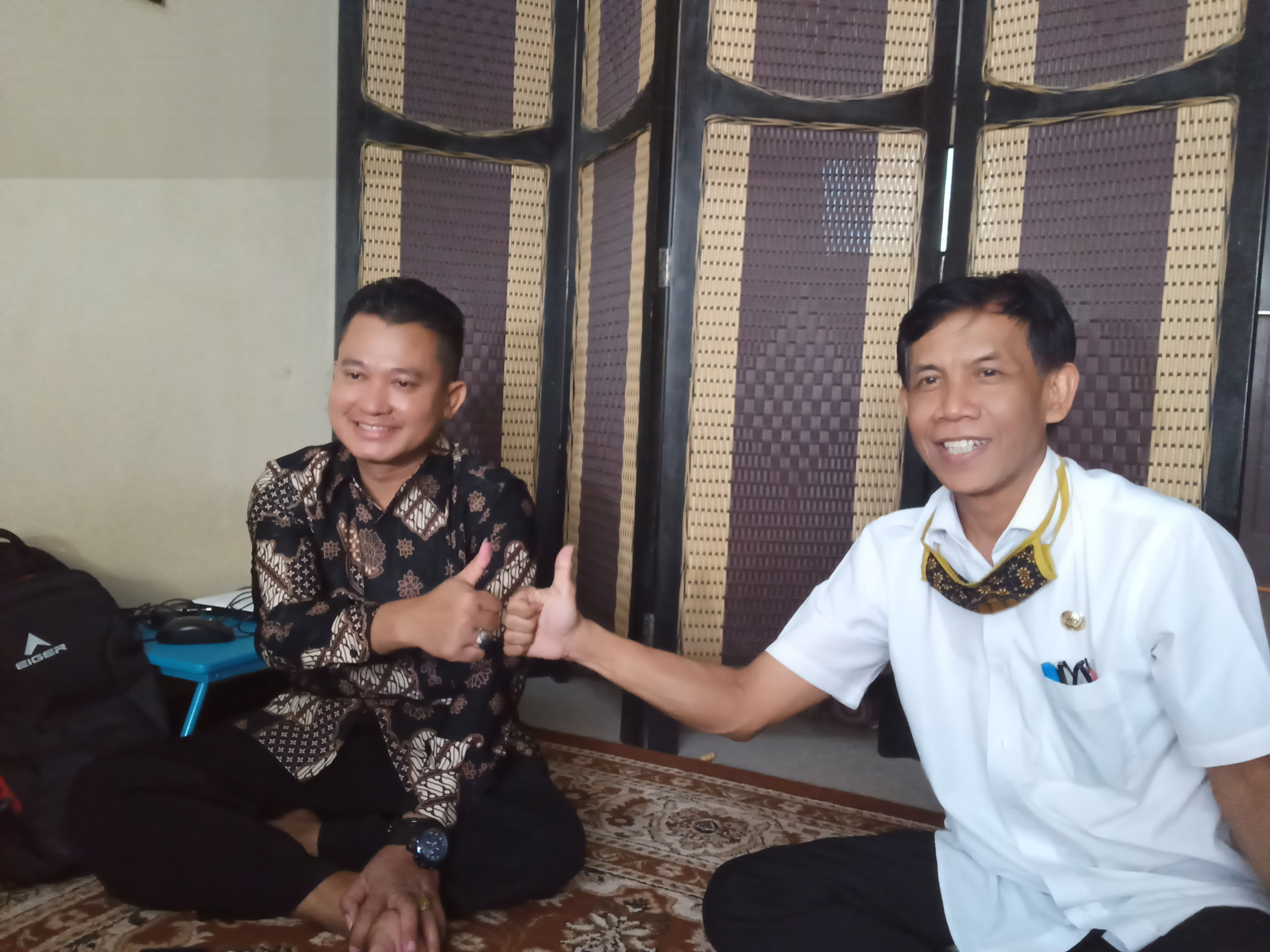 Wali Murid, Abdul Aziz ketika disambangi oleh Sekretaris Dikbud Kota Malang, Totok Kasianto di kediamannya (Foto: Lalu Theo/Ngopibareng.id)