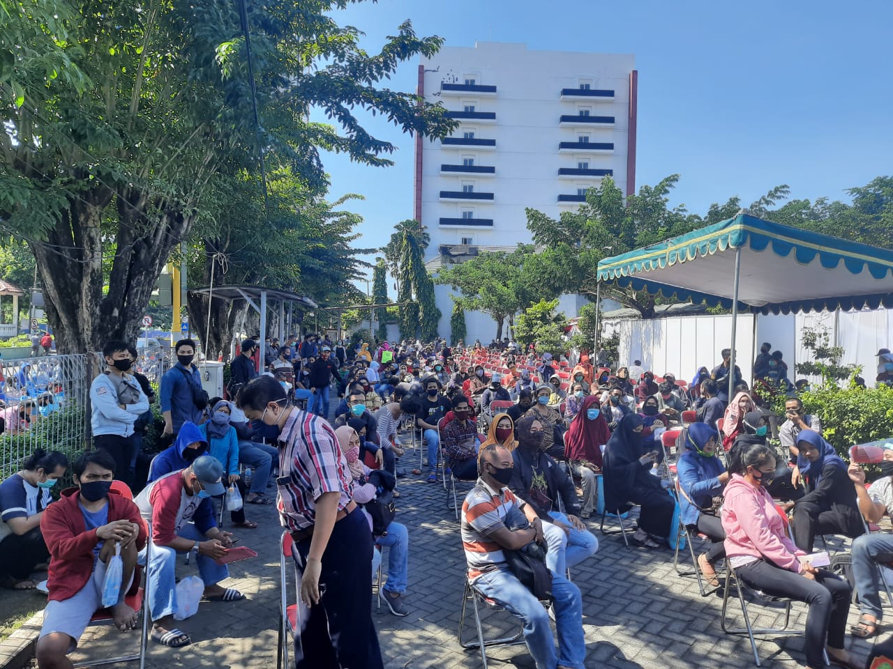 Suasana rapid test massal yang dilakukan di depan Plaza Marina Surabaya. (Foto: Istimewa) 
