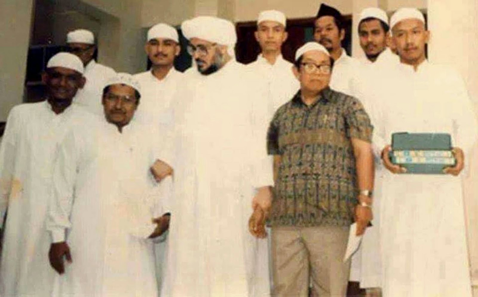 KH Abdurrahman Wahid berkesempatan silaturahmi kepada Sayyid Muhammad Al-Maliki di Makkah. (Foto: Dok/Ngopibareng.id)