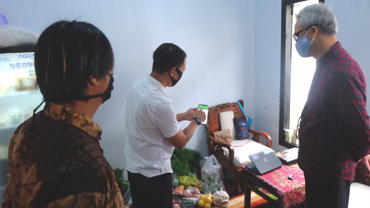 Gubernur Ganjar Pranowo melihat Organic Market PSB Bandungan di Kabupaten Semarang, Rabu, 10 Juni 2020. (Foto: Ist/Ngopibareng.id)