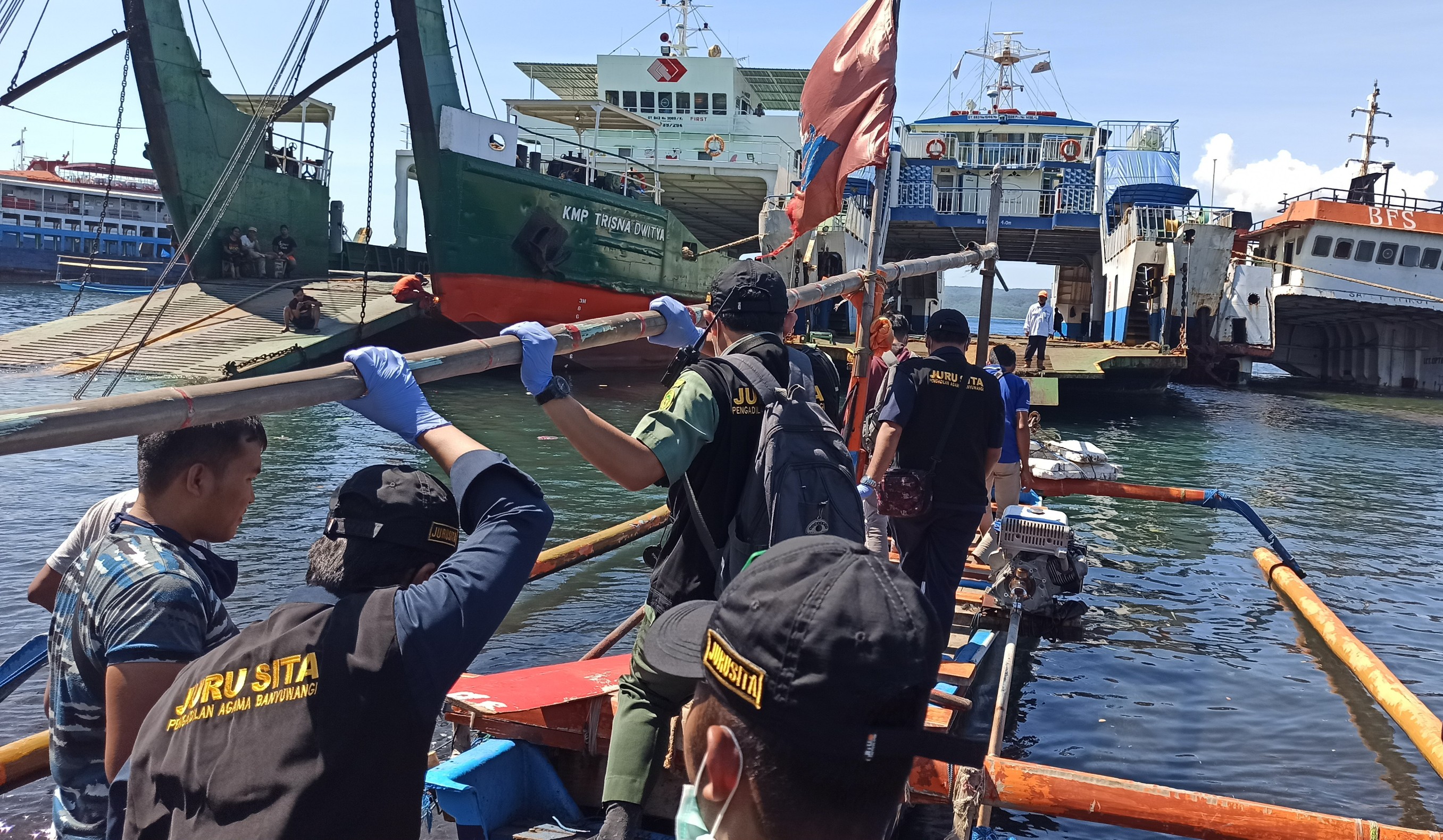 Juru Sita Pengadilan Agama (PA) Banyuwangi bersama pihak terkait harus naik perahu, untuk melakukan eksekusi penyitaan Kapal Cemerlang  55. (Foto: Muh Hujaini/Ngopibareng.id)