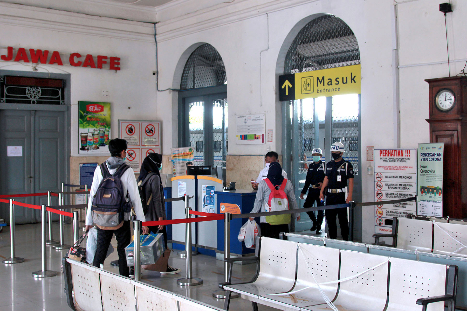 Kedatangan penumpang di Stasiun Kediri. (Foto: Fendi Plesmana/Ngopibareng.id)