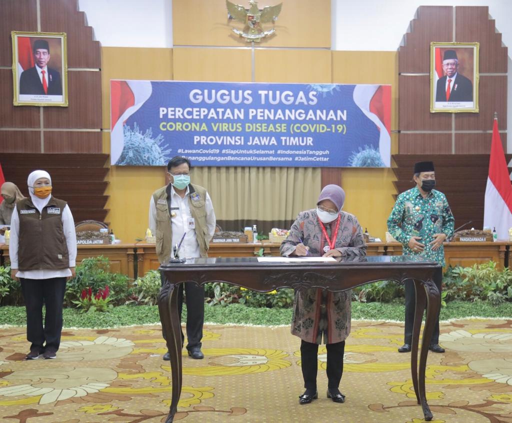 Walikota Surabaya, Tri Rismaharini melakukan penandatanganan komitmen bersama di Gedung Negara Grahadi, Surabaya, Kamis 11 Juni 2020. (Foto: Fariz Yarbo/Ngopibareng.id)