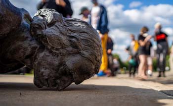 Kepala patung Columbus, Si Penjelajah mencium tanah usai dirobohkan pengunjuk rasa hari ini, Kamis, di Kota Saint Paul, Minnesota. (Foto:Reuters).