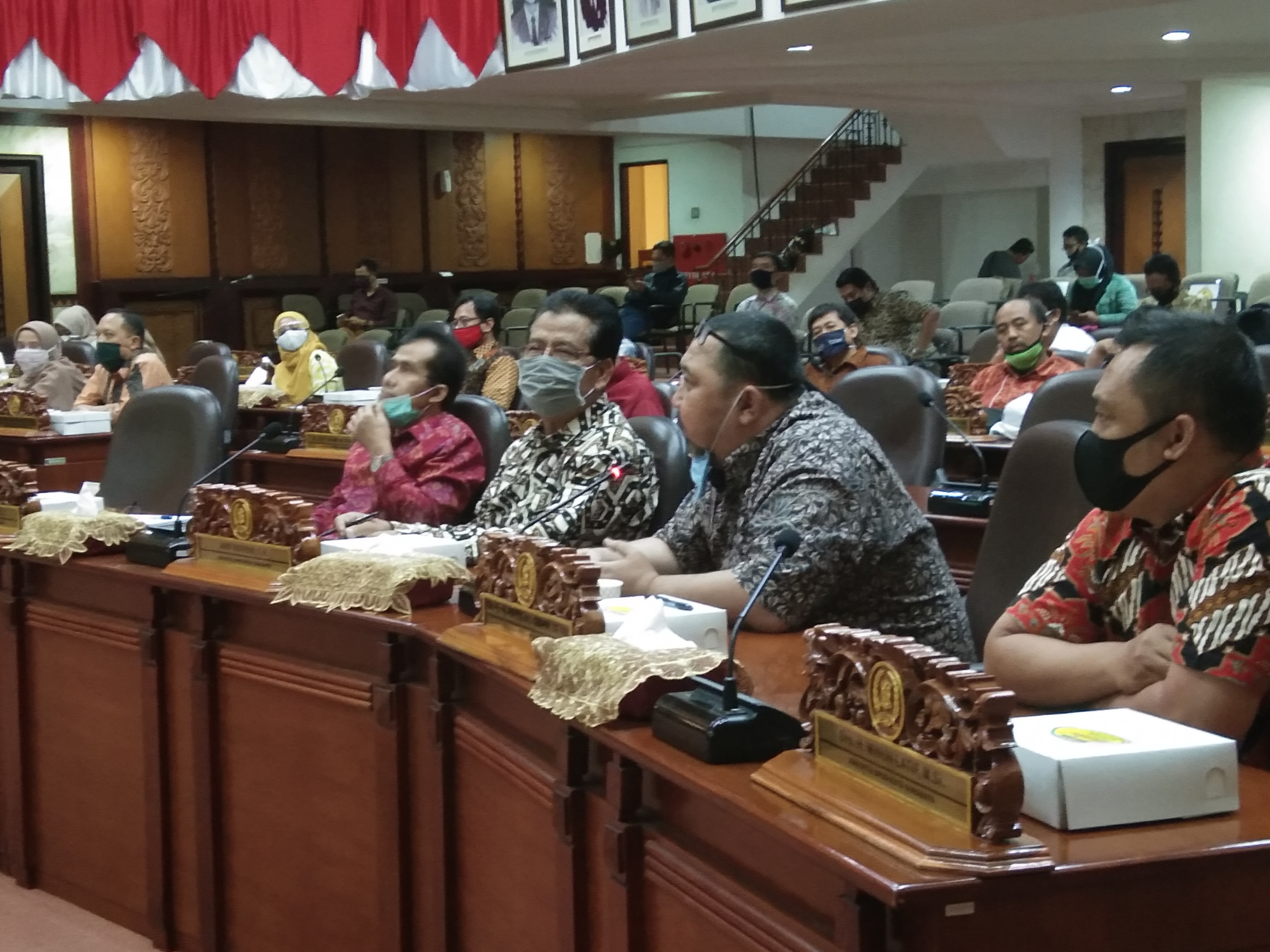 Pihak UINSA saat mengikuti hearing di ruang sidang paripurna DPRD Surabaya. (Foto: Ni'am Kurniawan/Ngopibareng.id)