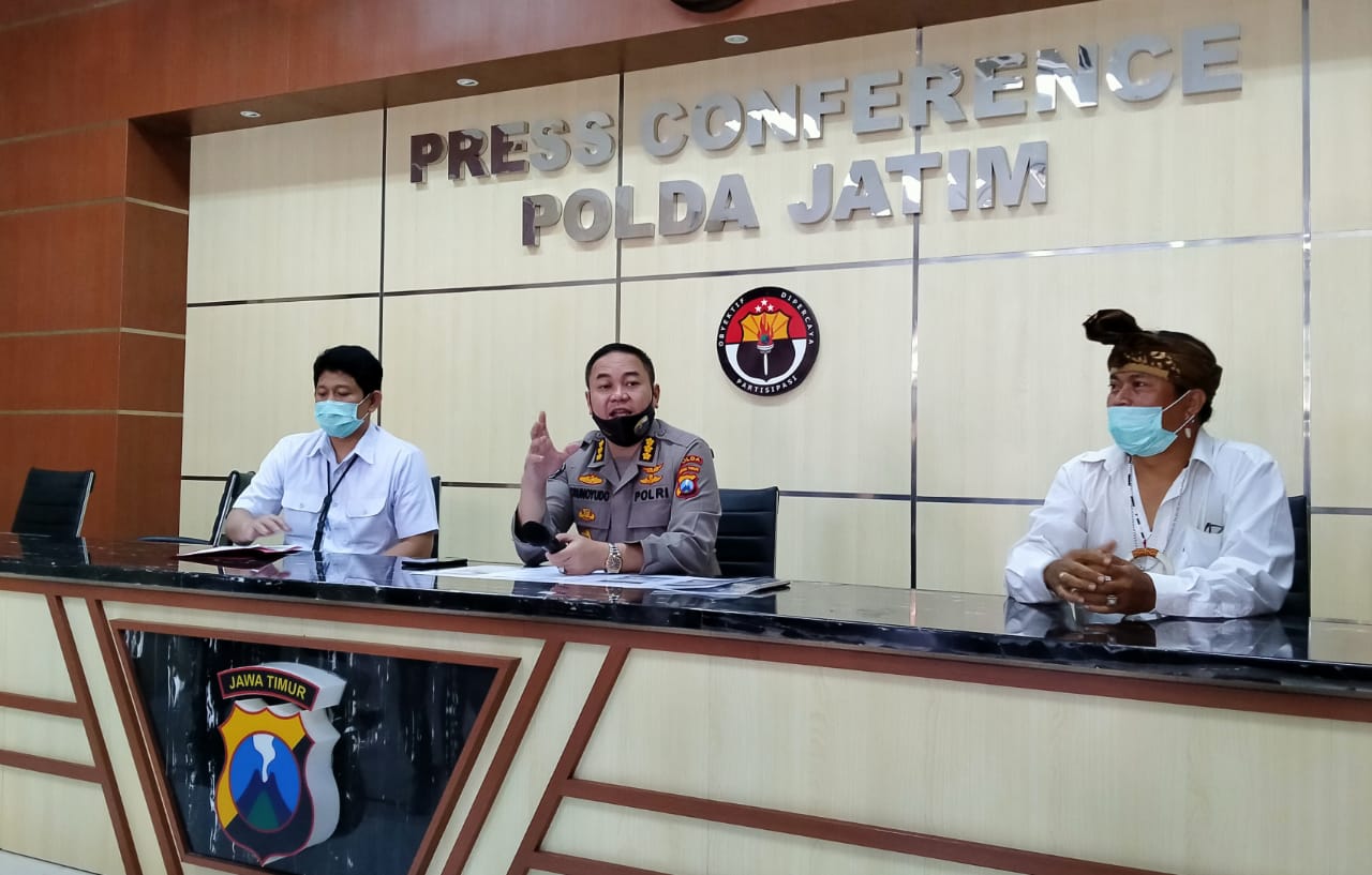 Taufik Monyong (kanan) ketika mengikuti konferensi pers di Markas Polda Jawa Timur. (Foto: Fariz yarbo/Ngopobareng.id)mberi pernyataan di Gedung Humas Polda Jatim, Surabaya, Kamis 11 Juni 2020 siang. (Foto: Fariz Yarbo/Ngopibareng.id)