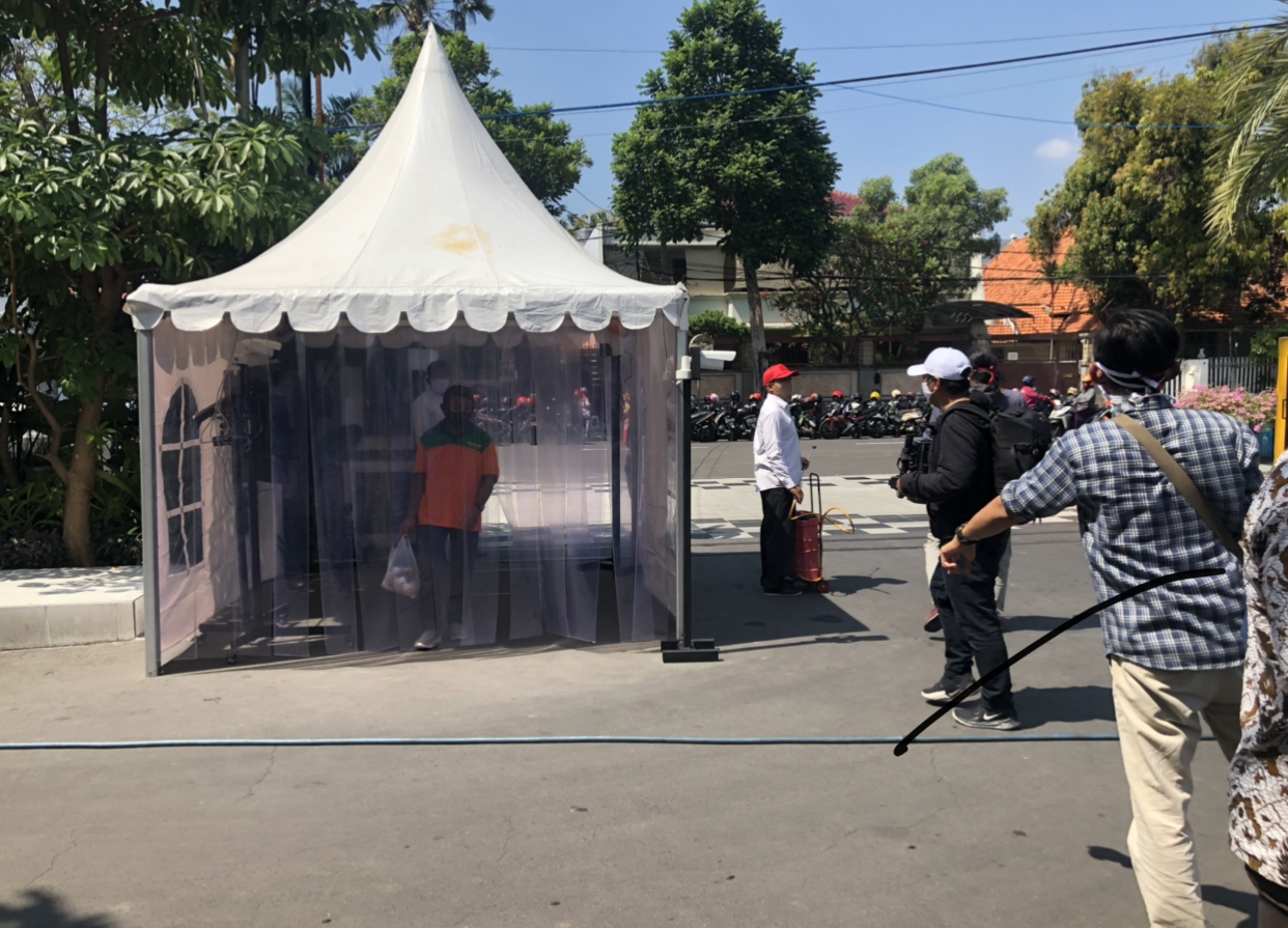 Tenda yang berisi thermal camera, bagi orang yang akan masuk ke Balai Kota Surabaya. (Foto: Andhi Dwi/Ngopibareng.id)