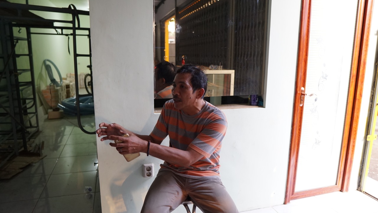 Pelanggan PLN di Malang, Teguh Wuryanto ketika berada di bengkel miliknya di Desa Bedali, Lawang, Kabupaten Malang (Foto: istimewa)