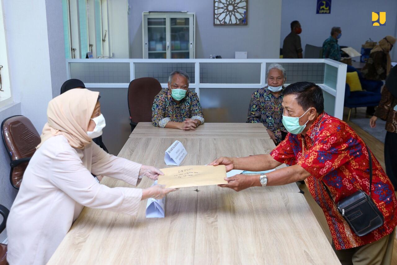 Pensiunan PUPR Dapat Bantuan zakat infak, dan sodaqoh, dari Kementerian. (Foto: Kementerian PUPR) 