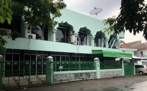 Tampak samping Masjid Al-Falah, Surabaya (Andhi Dwi/Ngopibareng.id)