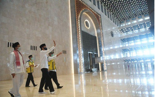 Presiden Jokowi saat meninjau renovasi Masjid Istiqlal. (Foto: Antara)
