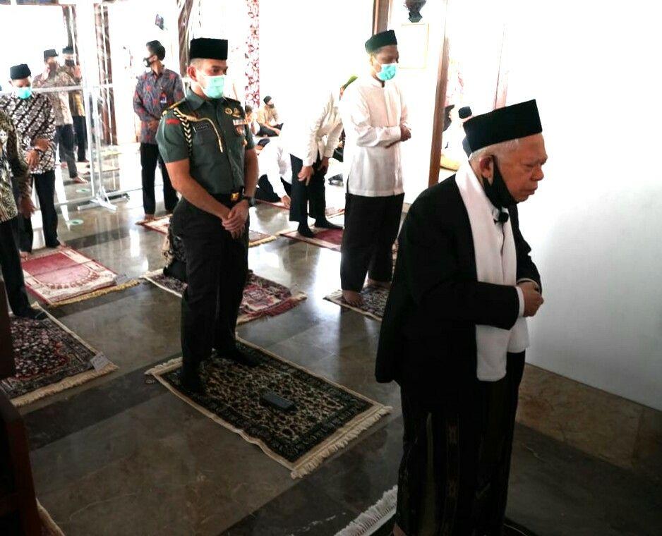 Wapres KH Ma'ruf Amin menjadi khotib dan imam pada salat Jumat di Masjid Baitur Rahman, Kompleks Istana Wapres Jalan Medan Merdeka Selatan, Jakarta Pusat, Jumat 12 Juni 2020. (Setwapres)