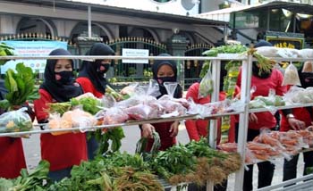 Sejumlah warga mengambil bahan pangan gratis yang digelar sebagai  Gerakan Donasi Lauk dan Sayuran di Gang Kelor RW 10, Kelurahan Menteng, Kota Bogor, Jawa Barat, Sabtu. (Foto:Antara)