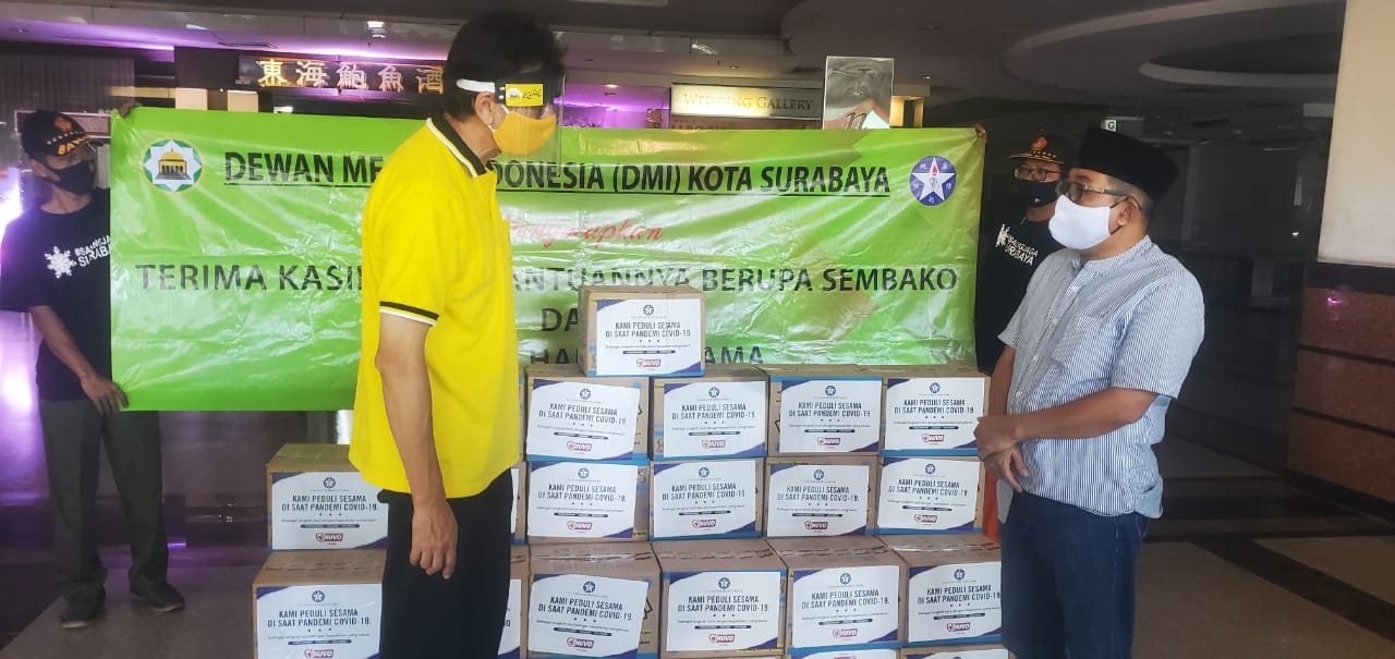 Ketua Yayasan Harapan Tama Hermawan Santosa (kiri) secara simbolis menyerahkan bantuan sembako yang diterima Ketua DMI Surabaya Arif Afandi, Sabtu, 13 Juni 2020. (Foto:dmi surabaya) 