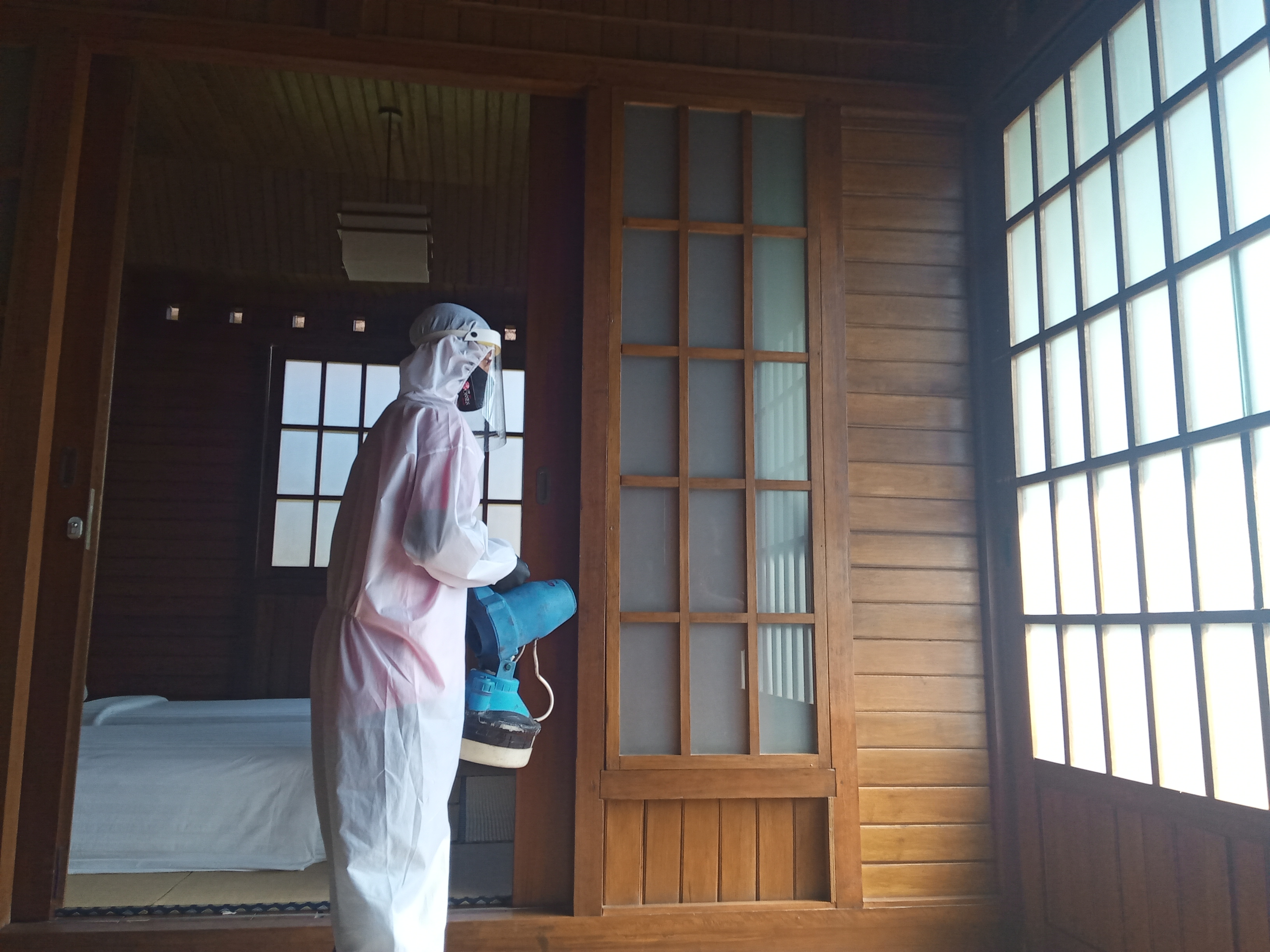 Penyemprotan disinfektan di salah satu kamar cottages The Onsen Resort, Kota Batu. (Foto: Lalu Theo/Ngopibareng.id)