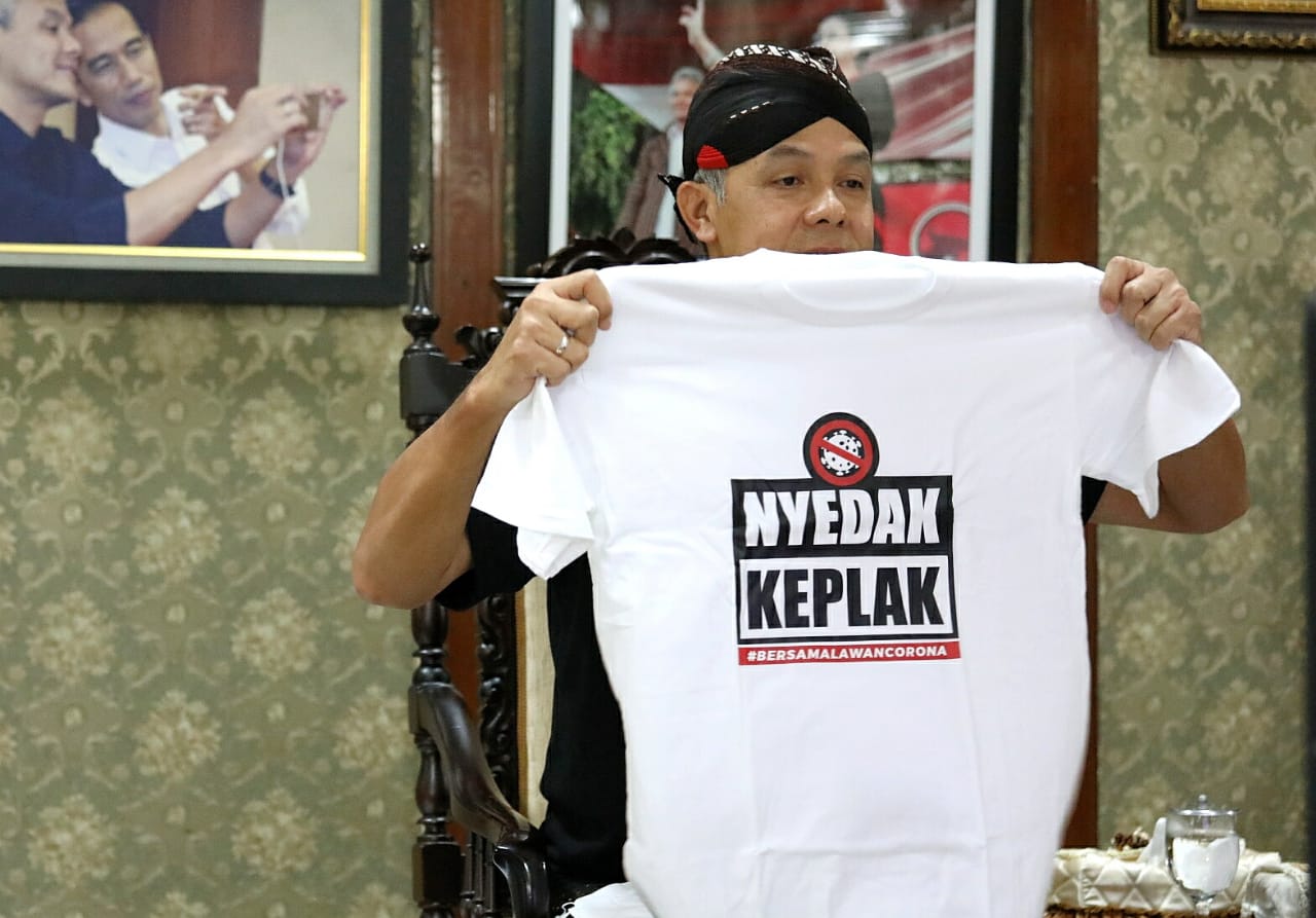 Gubernur Jawa Tengah Ganjar Pranowo saat menunjukkan kaos kesayangan. (Foto: Dok/Ngopibareng.id)