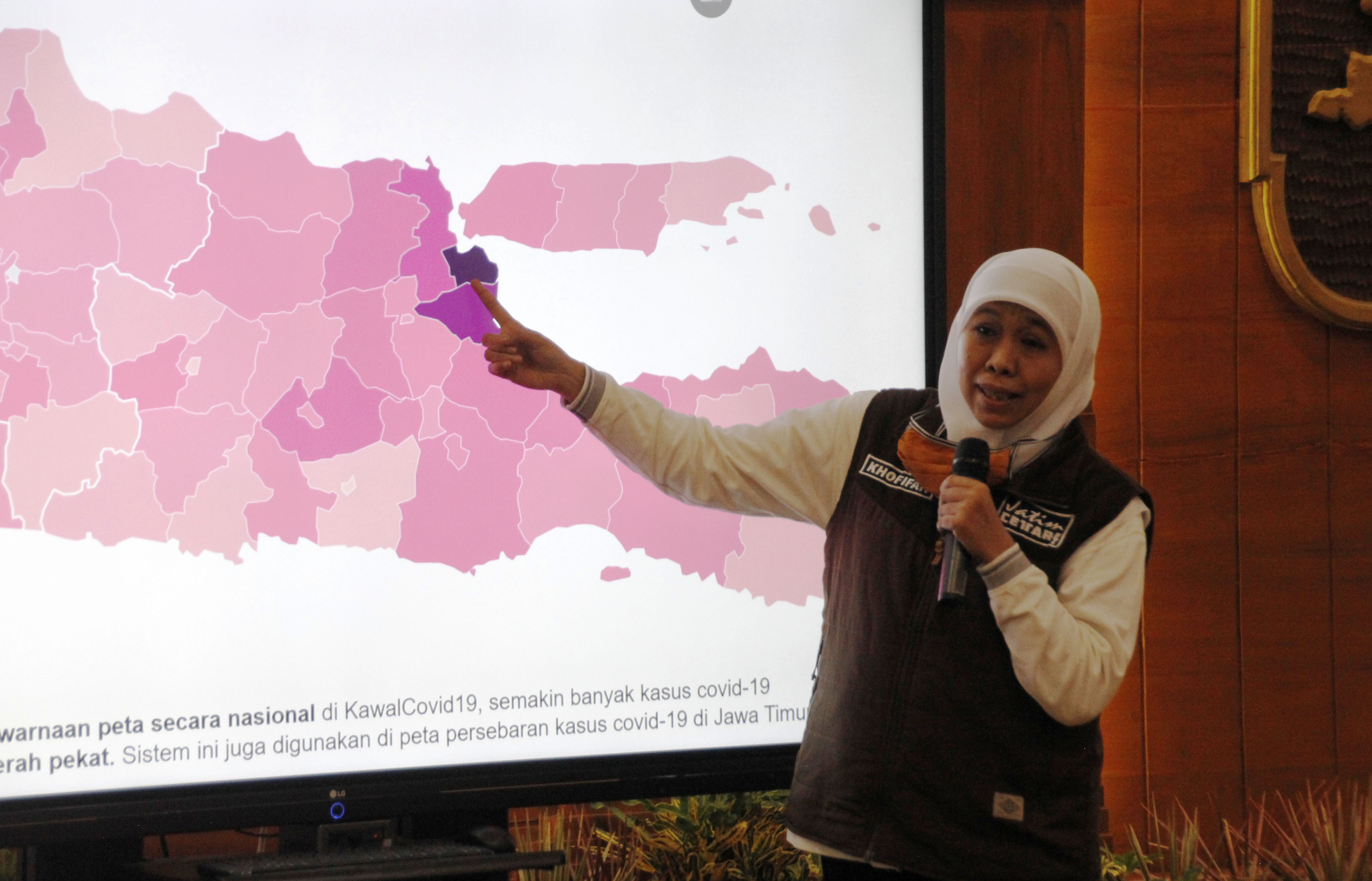 Gubernur Jatim, Khofifah Indar Parawansa menunjukkan maping Covid-19 Jatim di Gedung Negara Grahadi, Surabaya, Sabtu 13 Juni 2020 malam. (Foto: Fariz Yarbo/Ngopibareng.id)