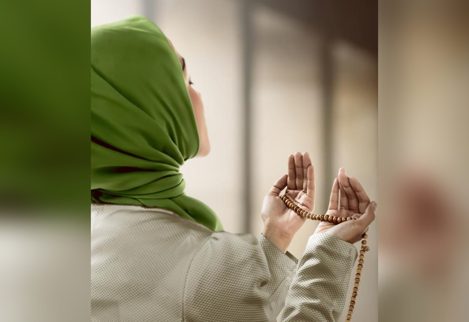 Muslimah berdoa, semoga terkabul. (Foto: Istimewa)
