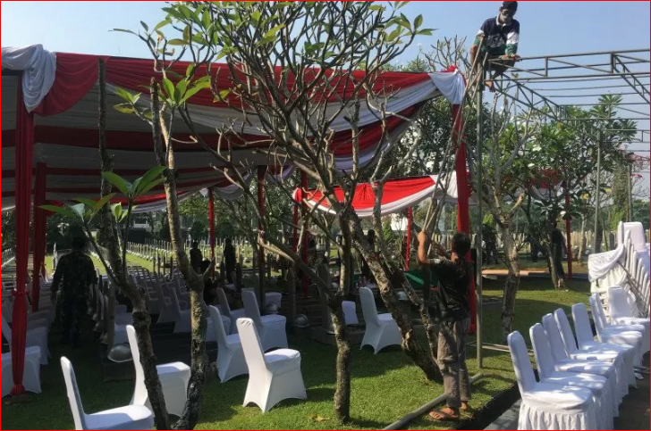  Tempat duduk pelayat mantan Kepala Staf TNI Angkatan Darat (Kasad) Jenderal Purnawirawan TNI Pramono Edhie Wibowo dibuat berjarak di Taman Makam Pahlawan Kalibata Jakarta Selatan, Minggu 14 Juni 2020. (Foto: Antara/Abdu Faisal)