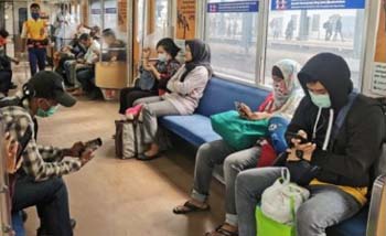 Ilustrasi penumpang KRLwajib pakai masker dan baju lengan panjang. (Foto:Antara)
