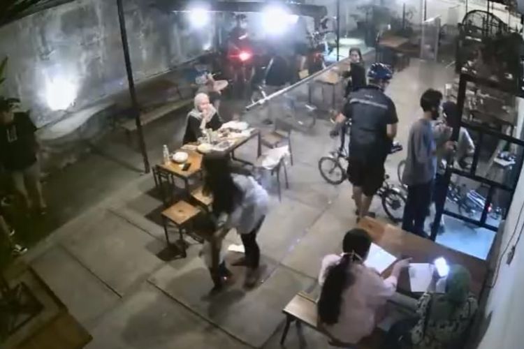 Potongna video pengguna brompton masuk sebuah kafe. (Foto: Istimewa)