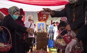 Para pelayat menabur bunga di makam mantan Kepala Staf Angkatan Darat Jenderal TNI (Purn) Pramono Edhie Wibowo di Taman Makam Pahlawan Kalibata, Jakarta Selatan, Minggu. (Foto:Antara)
