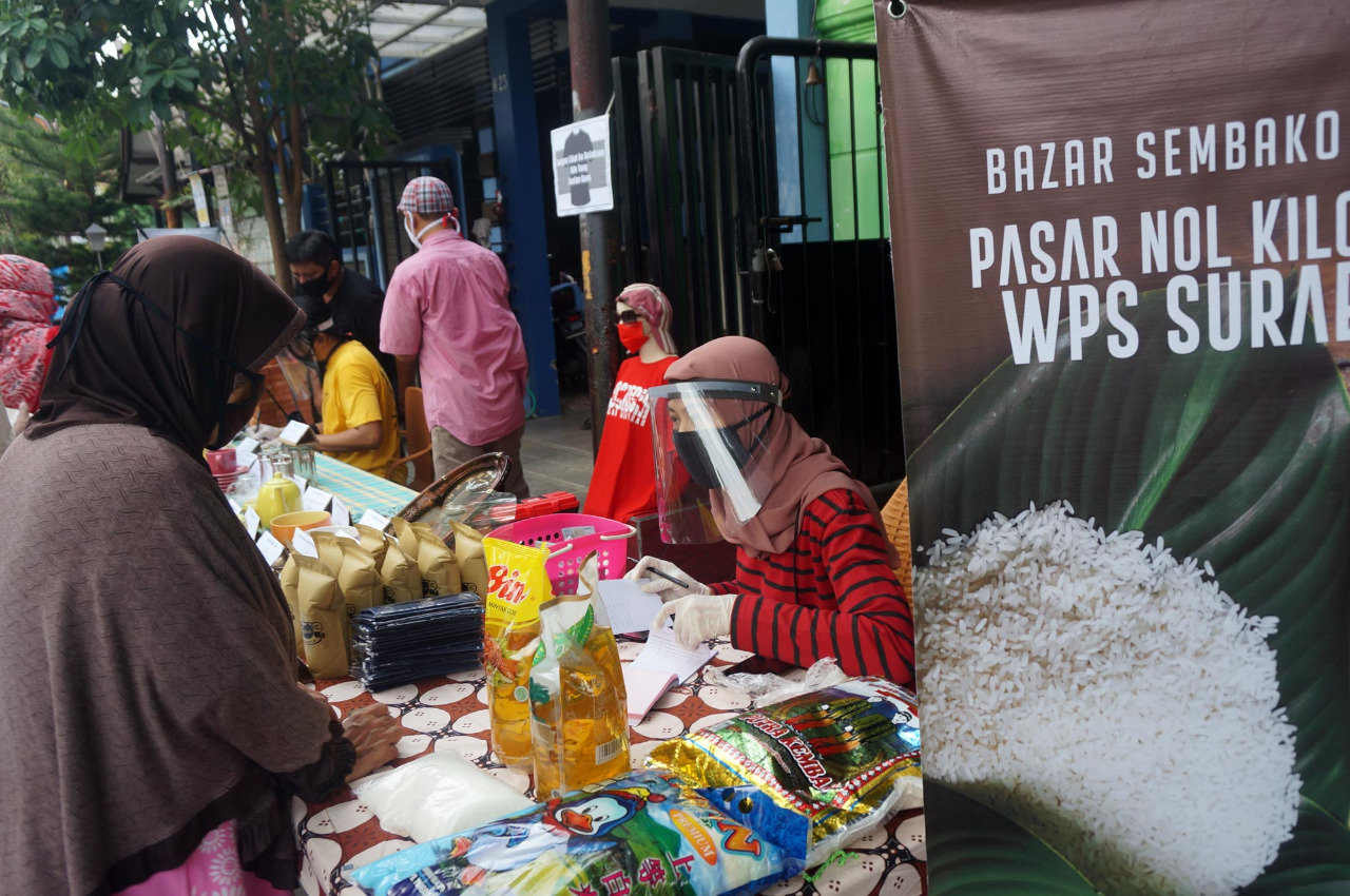 Pasar Nol Kilometer yang digelar warga Wisma Penjaringan Sari, Surabaya. (Foto: Istimewa)