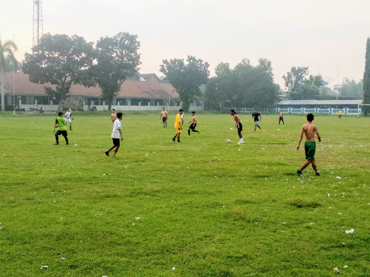 Warga Jombang menyalurkan hobi sepak bola nya di tengah pandemi covid di Lapangan Jogoroto (Foto: M.Rizqi/Ngopibareng.id)