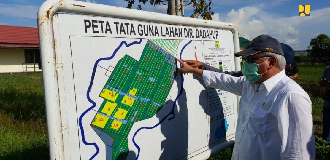 Menteri PUPR Basuki Hadimuljono meninjau  lahan potensial yang merupakan kawasan aluvial pada lahan eks-pengembangan lahan gambut (PLG) di Provinsi Kalimantan Tengah. (Kementerian PUPR)
