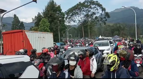 Suasana kemacetan di Puncak Bogor (Foto: Dok. @infokabbogor24jam)