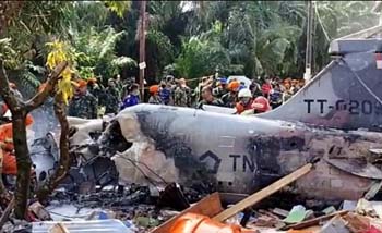 Pesawat TNI-AU jenis Pesawat BAE Hawk 209, jatuh di permukiman penduduk Desa Kubang Jaya, Kecamatan Siak Hulu, Kampar, Riau, Senin pagi. (Foto:Antara)