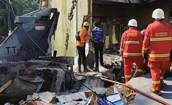 Tiga rumah warga Desa Pandau, Kecamatan Siak Hulu, Kabupaten Kampar, Riau, rusak akibat pesawat TNI-AU Jatuh, Senin pagi. (Foto:RiauNews)
