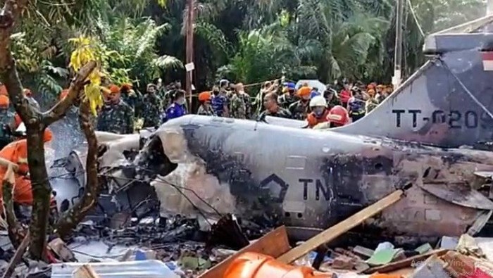 Kondisi pesawat tempur jenis Hawk 200 milik TNI Angkatan Udara jatuh di Kampar, Riau, Senin, 16 Juni 2020. (Foto: Antara)