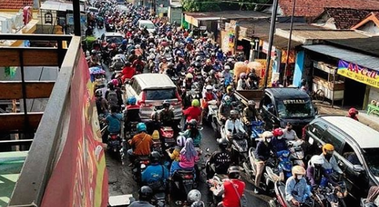 Kondisi Jalanan di Surabaya yang macet usai Pembatasan Sosial Berskala Besar atau PSBB. (Foto: Dok @aslisuroboyo)