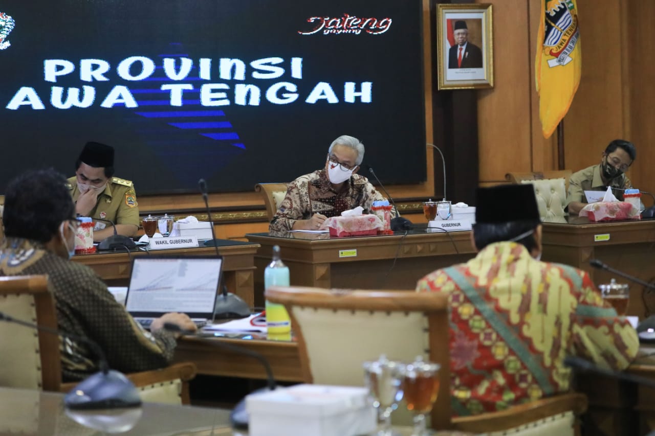 Gubernur Jawa Tengah Ganjar Pranowo saat memimpin rapat penanganan pandemi Corona, Senin 15 Juni 2020. (Foto: Ist/Ngopibareng.id)