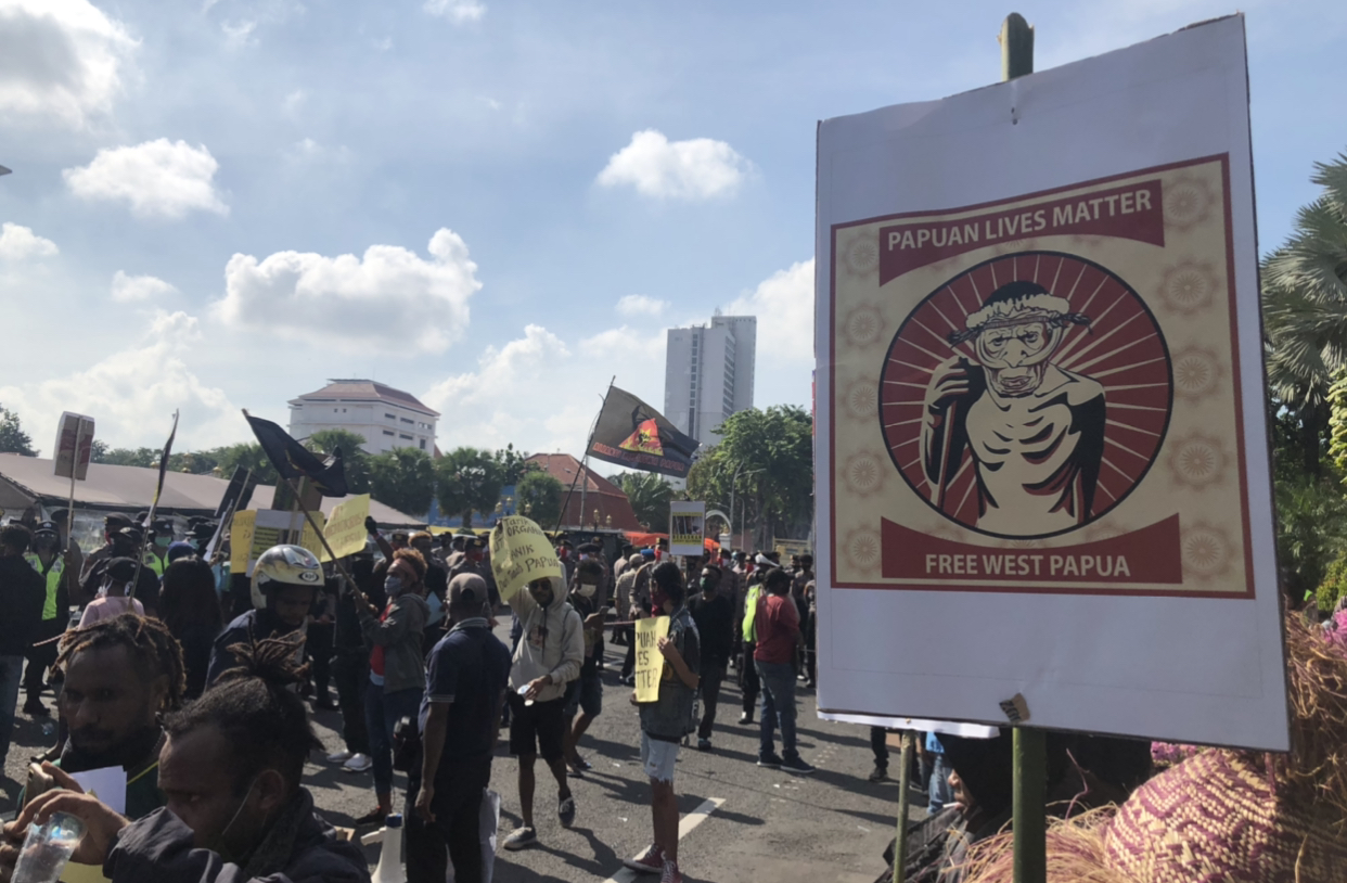 Aksi untuk bebaskan tujuh tapol di depan Gedung Negara Grahadi, Surabaya, 16 Juni 2020. (Foto: Andhika Dwi/Ngopibareng.id)