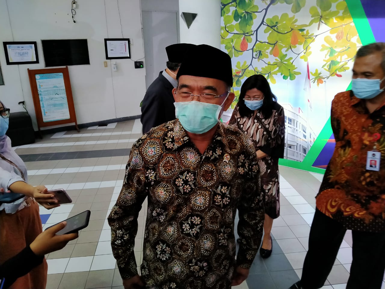 Menko PMK RI, Muhadjir Effendy ketika ditemui usai melakukan kunjungan ke ITDC Unair, Surabaya, Selasa 16 Juni 2020. (Foto: Fariz Yarbo/Ngopibareng.id)